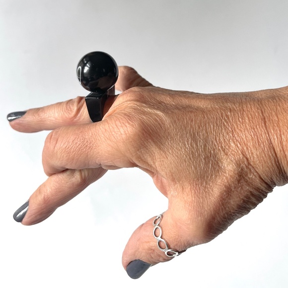Vintage Size 6.75 Lucite Ring Chunky Ball Top White Black Swirl Statement Unisex - Picture 9 of 12